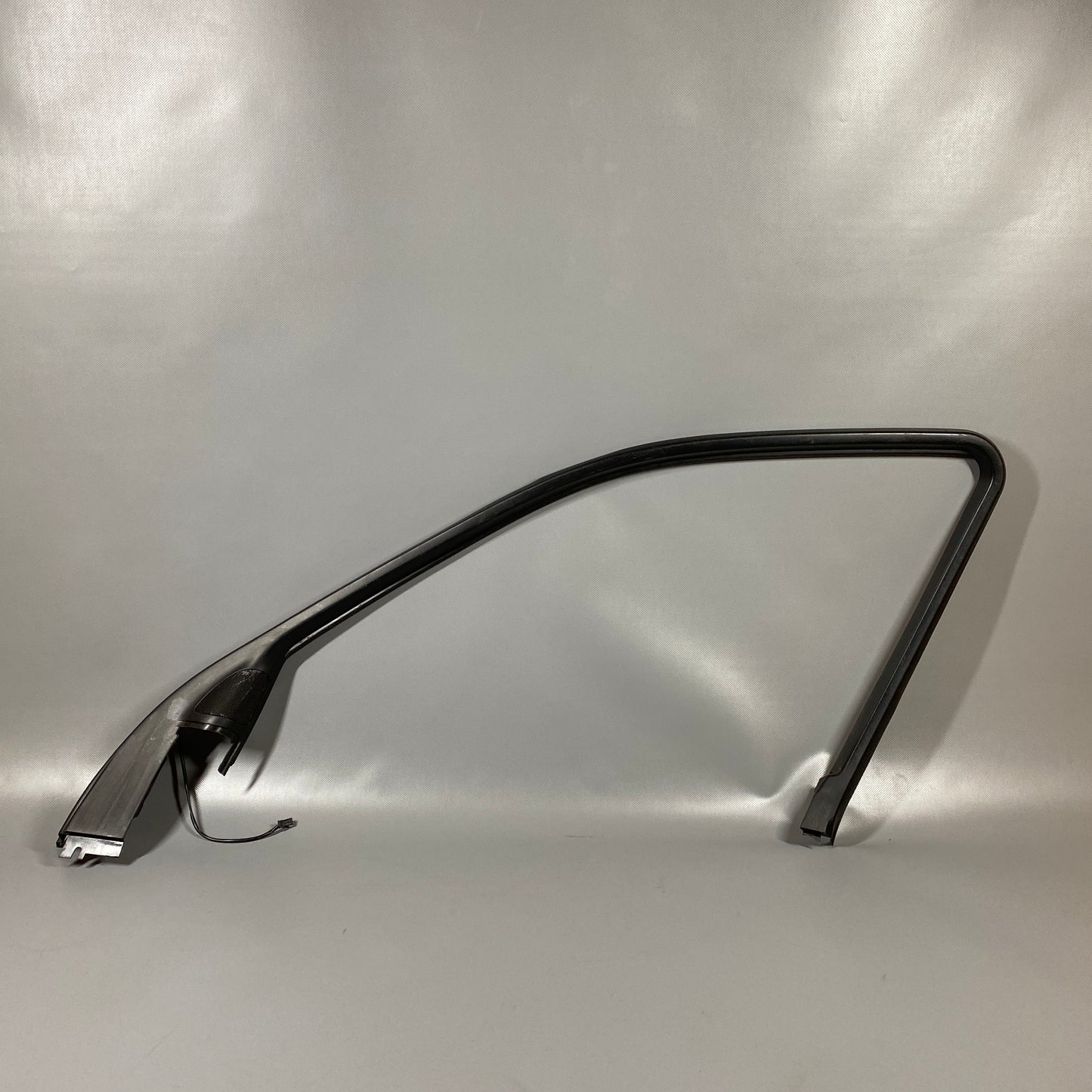 BMW E39 5 series window slot strip door frame front right 8183732A