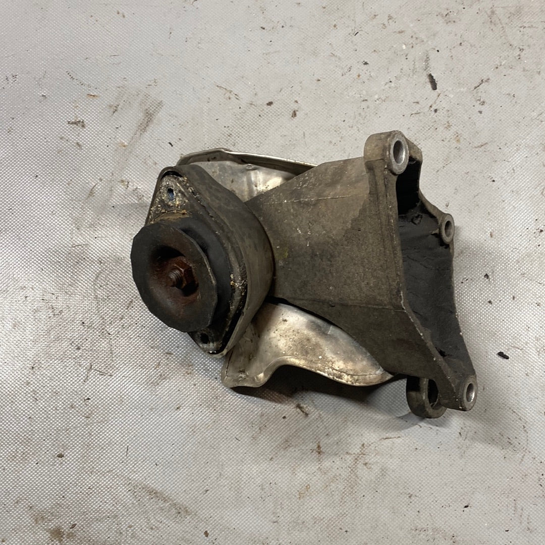 Audi A4 B5 motor süspansiyon braketi 8D0399300K