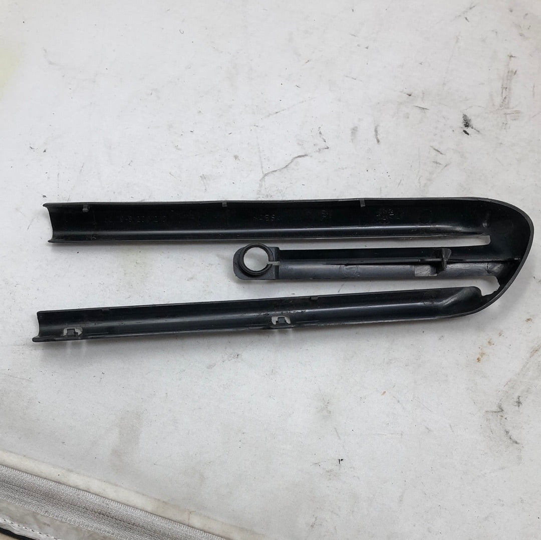 BMW E39 5 series seat rail cover black right 8207213