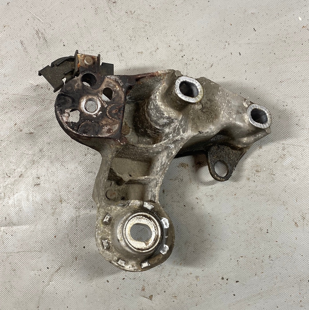 Audi A4 B5 1.6 motor takozu sağ motor tutucusu 4B0199352B 