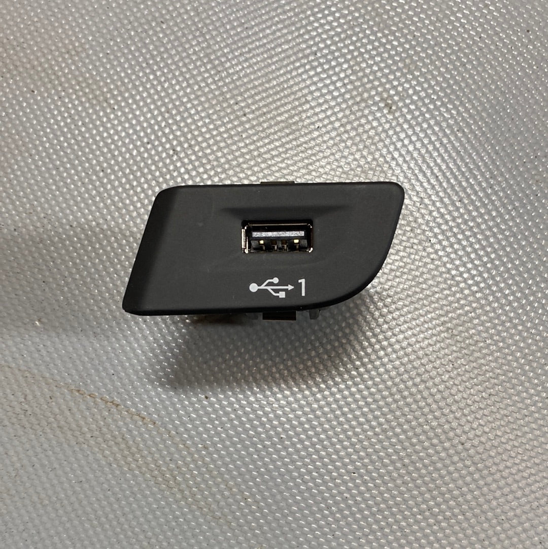 Audi Q2 USB soket fişi RHD 81C035726 2022 